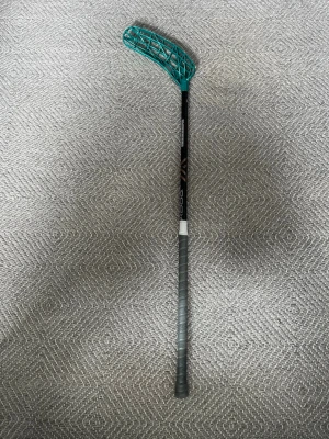 Innebandyklubba svart/turkos Oxdog sense flex 29  - Säljer en innebandyklubba med svart skaft och turkost blad. Skaftet har ett greppvänligt handtag med lindning och bladet är i plast med ett öppet mönster. Perfekt för dig som gillar innebandy och vill ha en snygg klubba.