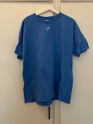 T-shirt - Säljer denna super snygga T-shirten ifrån Gymshark i storlek XL. Endast använd ett fåtal gånger så därav väldigt bra skick!🌸