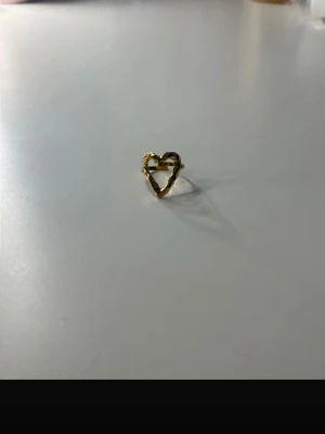 Guld hjärt ring - Helt oanvänd. Justerbar!