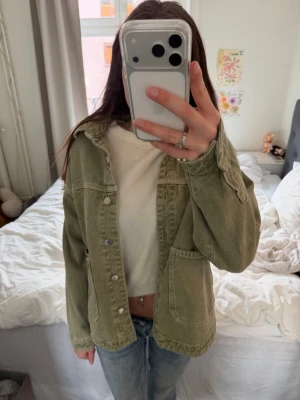 Zara grön jeansjacka  - Säljer den trendiga Zara jackan som är olivgrön i oversized modell med stora fickor framtill och silverfärgade knappar. Jackan har en avslappnad passform och klassisk krage. Endast använd en gång så den ser helt ny ut! ❤️