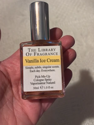 Vanilla Ice Cream parfym 30ml - En söt och krämig parfym från The Library of Fragrance med doft av vaniljglass. Flaskan är rektangulär i genomskinligt glas med silverfärgad kork och rymmer 30 ml. Enkel och stilren design som passar dig som gillar gourmanddofter.