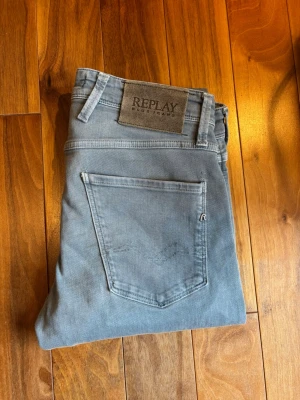 Ljusblå jeans från Replay - Säljer ett par ljusblå Replay jeans  Märke: Replay  Storlek: W29/L30  Färg: Ljusblå  Passform: Slim  Replay är ett italienskt premiumvarumärke känt för sin högkvalitativa denim och moderna passformer. Jeansen har en bekväm passform, ofta med lite stretch, vilket gör dem sköna att bära hela dagen.  Den ljusblå tvätten ger en avslappnad och trendig look – perfekta till sommaren eller casual outfits. Lätt att matcha med t-shirt, hoodie eller skjorta.  Replay är också kända för sina slitstarka mater