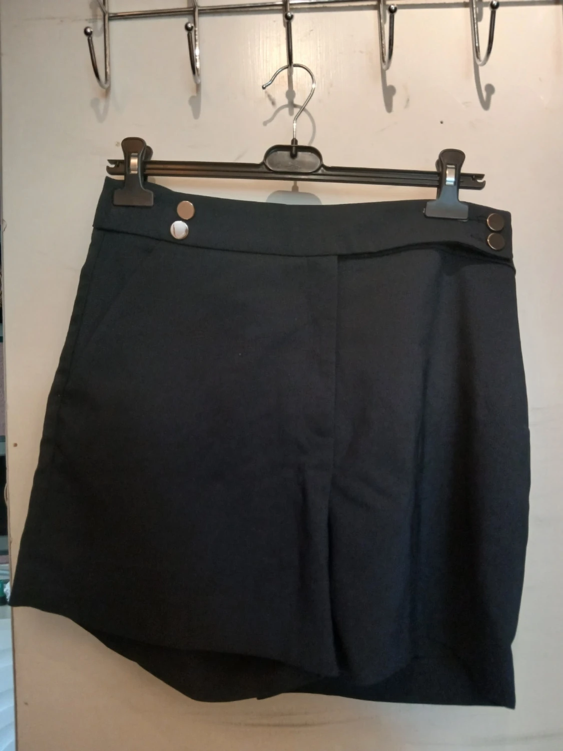 Marinblå shorts  från H&M med knappar