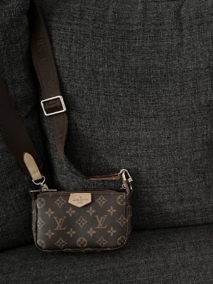 Snygg liten axelväska  - Snygg axelväska, aldrig använd brun! Me band