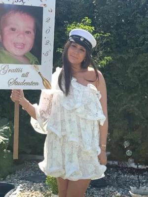 Vit spetsklänning från NA-KD oneshoulder - Säljer min fina studentklänning som jag hade på mottagningen. Den är i storlek 38. Spetsvolanger och one shouldet. Från NA-KD som inte finns kvar längre. Superfin nu till studenten! 😍🤍 