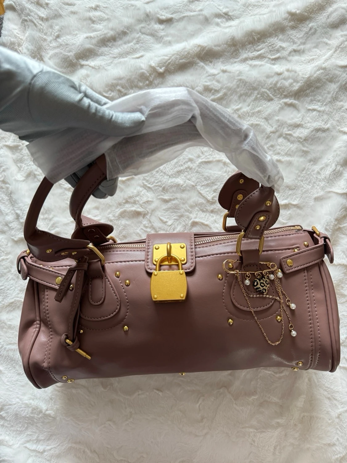 Rosa handväska med gulddetaljer