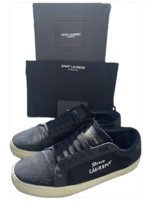 Saint Laurent skor - Grymt skick, knappt använda Storlek 43, passar även 42 Allt original medföljer Hör av er vid frågor eller funderingar