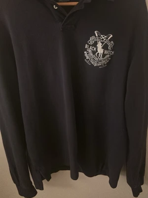 Piketröja från Ralph Lauren - Säljer denna sjukt snygga rugbytröjan ifrån Ralph Lauren för en billig peng. Bra skick och sitter riktigt snyggt. Passar L.