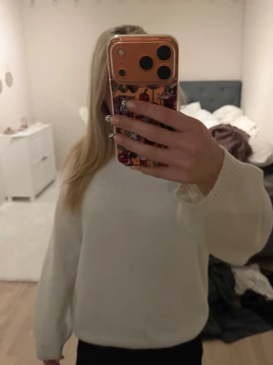 Vit stickad tröja  - Mysig vit stickad tröja. Nästan aldrig använd, säljer då jag redan har vita stickade tröjor 