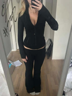 Svart Lululemon define jacka - Supersnygg jacka med tight passform som knappt är använd. Säljer pga att jag vill köpa en annan färg. Skicket är som nytt! Skriv vid frågor eller funderingar!