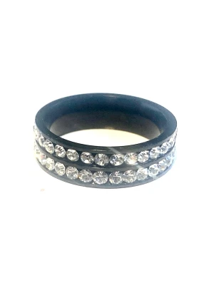 Svart ring med strass stenar  - Svart metall ring med vita strass stenar runt om i storlek 7 