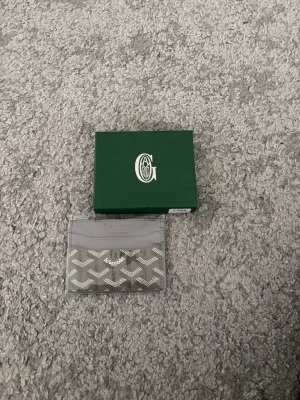 Grå plånbok  - Sprillans ny goyard plånbok.  