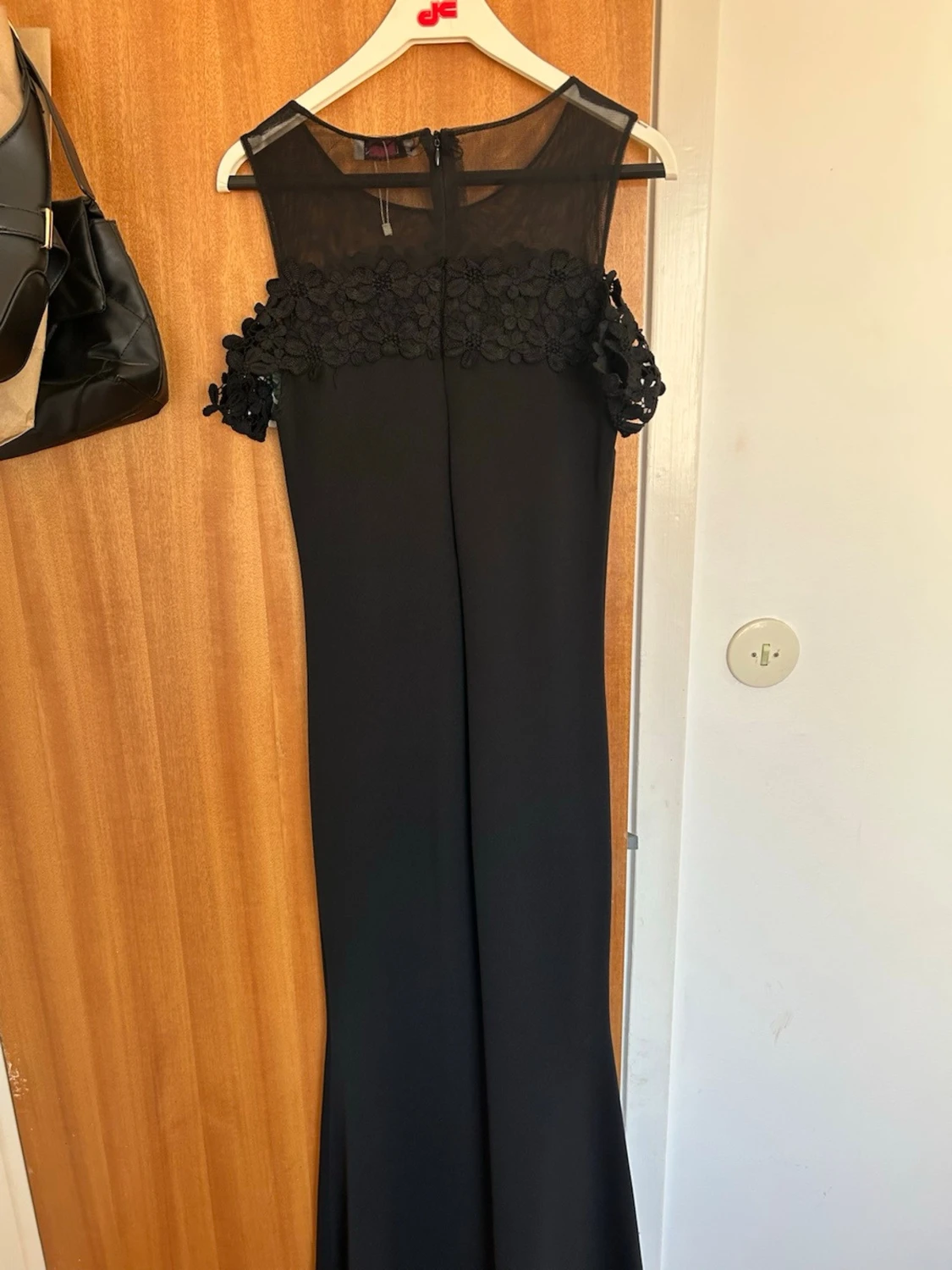 Svart långklänning med spetsdetaljer - 1