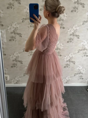 Rosa långklänning  - Rosa långklänning i st 38. Perfekt för bal eller festliga tillfällen. Helt oanvänd. Nypris 4595.❤️