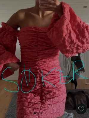 SÖKER HM Rotate Rosa offshoulder kortklänning  - Söker i stl 38 alt 40