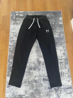 Under Armour - Säljer dessa byxor från Under Armour, mycket fina och sköna till våren och sommarn. Priset kan diskuteras. 