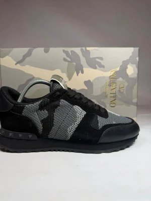 Valentino rockrunners  - Snygga skor perfekta till våren dom är storlek 42 men passar 43. Dom kommer med en låda också. 