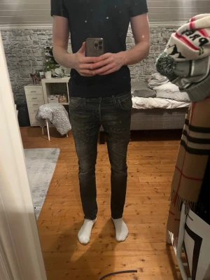 Jack & Jones slim glenn jeans - Italien modell, sitter något tajtare. Size W31, skulle säga W30. L32 är true to size. Jag är 185 cm 68 kg för referens. Fin wash och sjukt sköna! Vid frågor släng iväg ett dm mvh Oskar :)