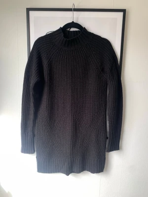 Stickad tröja - Gina Tricot - Svart stickad tröja från Gina tricot. Storlek XS. Når mitten på låret på mig som är 157cm. Liten slits på sidorna, se sista bilden! 🌸