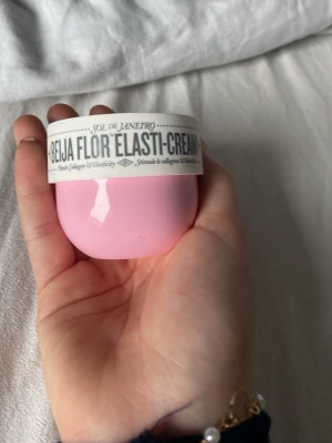 Sol de Janeiro Beija Flor Elasti-Cream - Beija Flor Elasti-Cream från Sol de Janeiro är en kroppskräm med doften 68. Burken är ljusrosa med vitt lock och svart text. Perfekt för dig som vill boosta hudens elasticitet och återfukta med en lyxig känsla. ( bara använd fåtal gånger)