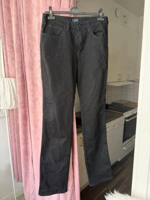 Armani Jeans AJ svarta jeans – storlek 32 - Armani Jeans AJ svarta jeans – storlek 32  Snygga svarta Armani Jeans (AJ) med dekorativa bakfickor och logo. Stretchigt och bekvämt material. Klassisk modell som passar både vardag och fest.  Storlek: 32 Färg: svart Skick: bra begagnat skick  Nypris ca 1500–3000 kr Pris: 400 kr  Kan skickas eller hämtas.
