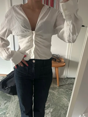 Skjorta - Supersnygg skjorta från Zara. Bra skick men den översta knappen går upp lätt, dock kan man säkert fixa detta enkelt. Bra skick annars!