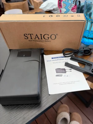 STAIGO Li-ion batteripack 25,2V - Säljer ett STAIGO Li-ion batteripack modell BD-L2500B med 25,2V och 2500mAh (63Wh). Batteriet är svart och rektangulärt, tillverkat i plast. Medföljer laddkabel, installationsmanual och fäste. Perfekt som ersättningsbatteri till elektronikprylar.