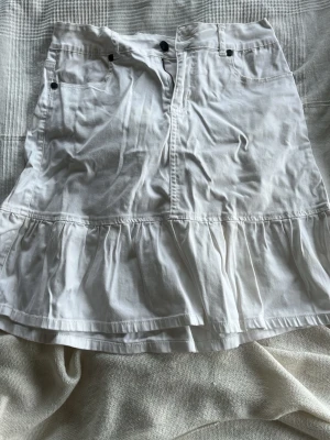 Vit jeans kjol  - Super fin jeans kjol med volang i storlek 38/M/L den är lite längre än mini skirts men ändå fin❤️