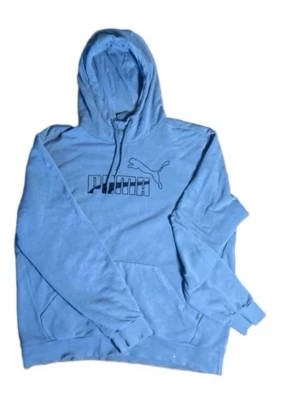 Blå hoodie från Puma med logga - Snygg ljusblå hoodie från Puma med stor svart logga och puma-tryck på bröstet. Klassisk känguruficka framtill, ribbade muddar och justerbar huva med dragsko. Perfekt för en chill och sportig look.