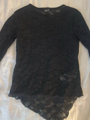 Svart spetsblus från Gina Tricot - Svart spets tröja 