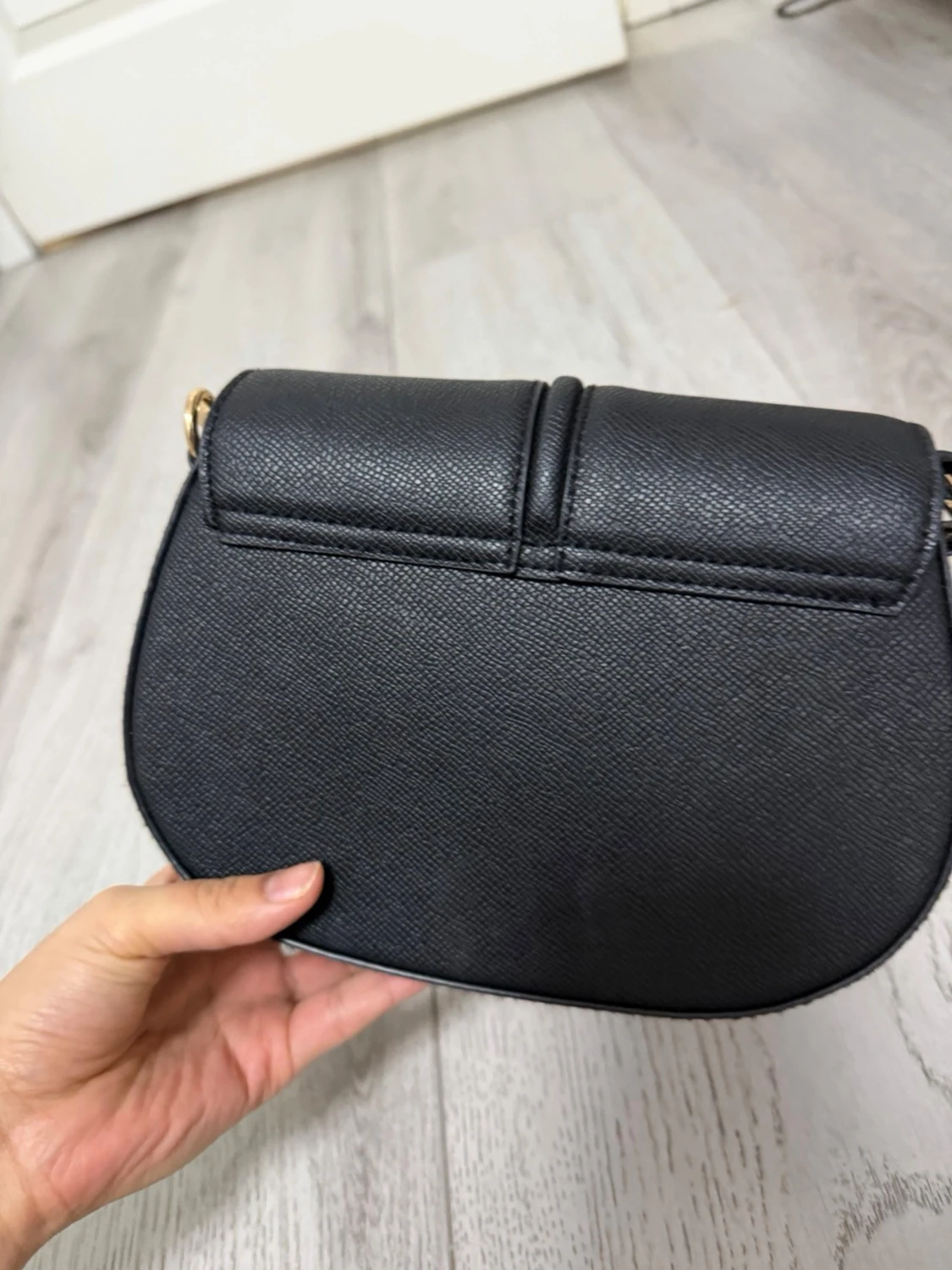 Svart axelväska i konstläder - 1