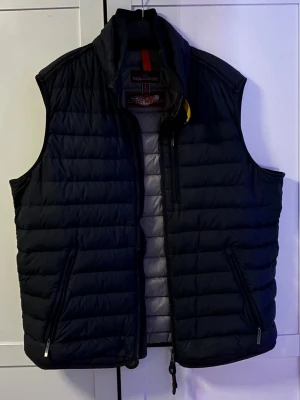 Parajumpers väst stl L - Ny Parajumpera Väst storlek L men passar M också. Jättefin skick, fåtal gånger använd