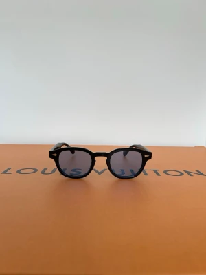 Svarta solglasögon med ljusblått glas  - Snygga och trendiga svarta solglasögon med en klassisk form. De har blåa linser och en stilren design som passar perfekt för soliga dagar. ☀️ En tidlös accessoar för den modemedvetna. Skick 10/10. Priset är inte hugget i sten så skicka gärna prisförslag✅ Skriv vid frågor eller funderingar i DM🍾