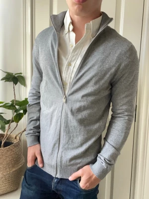 Selected home full zip - Selected home full zip, Inga defekter! Modellen i bilderna är 180 cm 75 kg och bär Storlek L , Kom med frågor! 🌟 (Kan gå ned i pris vid köp av paket 😉) 