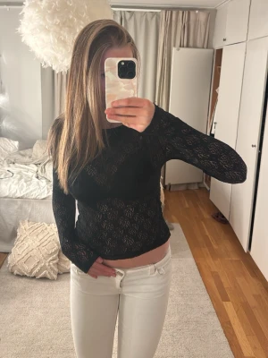 Svart spetsblus från AWARE - Säljer en sååå fin svart långärmad spetsblus från AWARE. Blusen är ”genomskinlig” som man kan se på bilderna. Fin passform och är perfekt att ha på fest eller när man vill klä upp sig lite extra💓