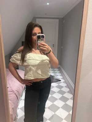 Vit offshoulder croppad topp - Säljer en söt vit croppad topp med volangdetaljer. Toppen kan bäras både offshoulder och axelbandslös, och har en luftig och lätt känsla. Perfekt för varma dagar och ger en trendig vibe till din outfit.