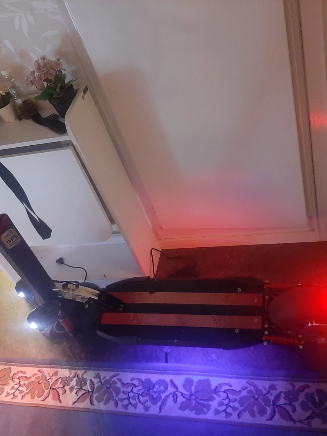 Svart och röd el-scooter med sadel - 6
