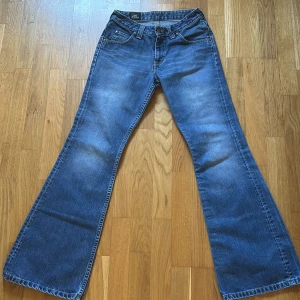 Blå bootcut jeans från Lee - Säljer ett par vintage 2000-tals blå bootcut jeans från Lee. Perfekt för dig som gillar Y2k. Små i storleken. 