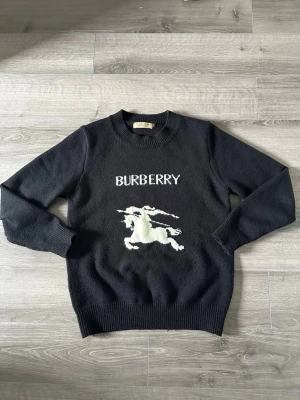 Burberry tröja svart - Köptes via online beställning. För nån vecka sedan för 850€ runt 8000kr. Passar inte så bra gillar inte passformen längre. Äkta burberry ingår kvitto från beställningen online. Använt runt 2 veckor