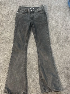 Grå bootcut jeans  - Gråa bootcut jeans från Gina storlek 34