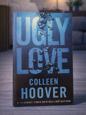 Ugly Love (Brand new, in English) - Skick: Helt ny bok. Omslag: Pappercover. Storlek: standard (inte pocket). Förpackning: I sitt originala plastomslag. Från: Stockholm. Snabb leverans inom Sverige.