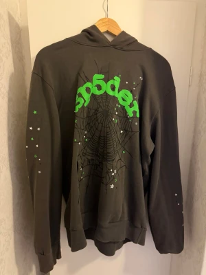 Spider Hoodie - Hej, säljer nu min Spider hoodie size XL/L då den tyvärr ej kommer till användning längre. Använd ett fåtal gånger samt felfri. Säljer Endast för 399 kr!