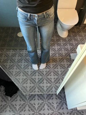 Blå bootcut jeans  - Säljer ett par ljusblå bootcut jeans med hyfsat låg midja. Mycket bra skick, endast använda någon få gång. 