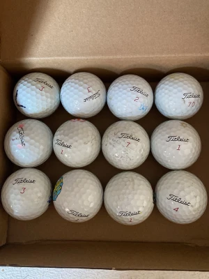 12stycken c/d klass pro v1x - Säljer ett set med 12 vita golfbollar från Titleist  i c/d klass. Bollarna har klassisk dimple-design och är märkta med olika siffror och logotyper. Perfekta för dig som vill fylla på golfbagen med kvalitetsbollar från ett välkänt märke.