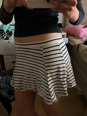 Randig kjol  - Märke är HM, storlek XS, går att ha som S  