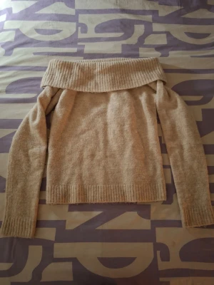 Off the shoulder stickad tröja - Säljer denna off the shoulder tröjan från Gina tricot i strl 158/164cm. Säljer pga den inte kommer till användning, och den är i mycket bra skick. Minns inte nypris men kanske 300-350kr. Kontakta mig vid funderingar. 