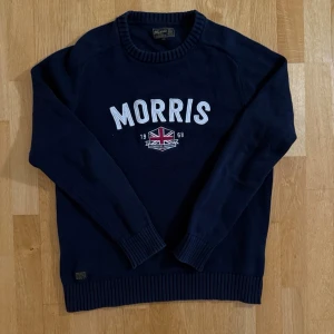 Morris mörkblå tröja - Säljer en väldigt fin mörkblå stickad tröja ifrån Morris. Tröjan är i bra skick då den varit väl omhändertagen. Storleken är M fast passar även S. Hör gärna av er vid frågor elr funderingar🌟