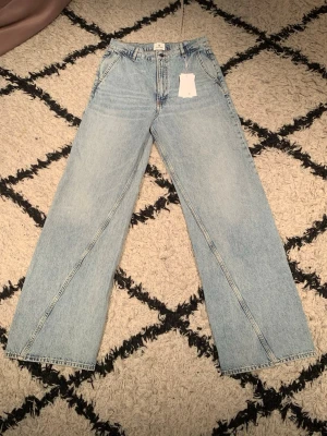 Anine Bing Jeans Capri Blue stl 29 dam - Ett par oanvända Anine Bing jeans med prislapp kvar. Breda ben och hög midja