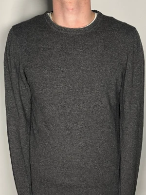 J.Lindeberg Kashmir tröja - Säljer en ritkigt snygg och trendig J.Lindeberg tröja i en kashmir blandning och i fint skick, storlek M, vid frågor är det bara att skriva //Gramenti