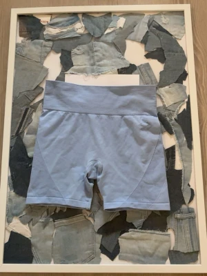 xs tränings shorts - Säljer ett par ljusblå shorts som formar jätte bra 